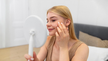 Mujer aplicándose crema 